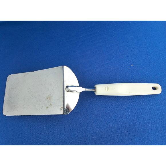 Vintage Chief Spatula/Flipper 11" (inches) w/White Plastic Handle - Picture 6 of 12